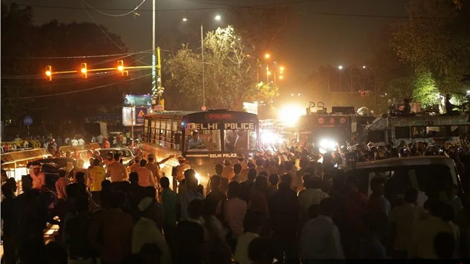 राहुल के समर्थन में कांग्रेस का मशाल मार्च, हिरासत के बाद हरीश रावत समेत 96 नेता रिहा राहुल के समर्थन में कांग्रेस का मशाल मार्च, हिरासत के बाद हरीश रावत समेत 96 नेता रिहा