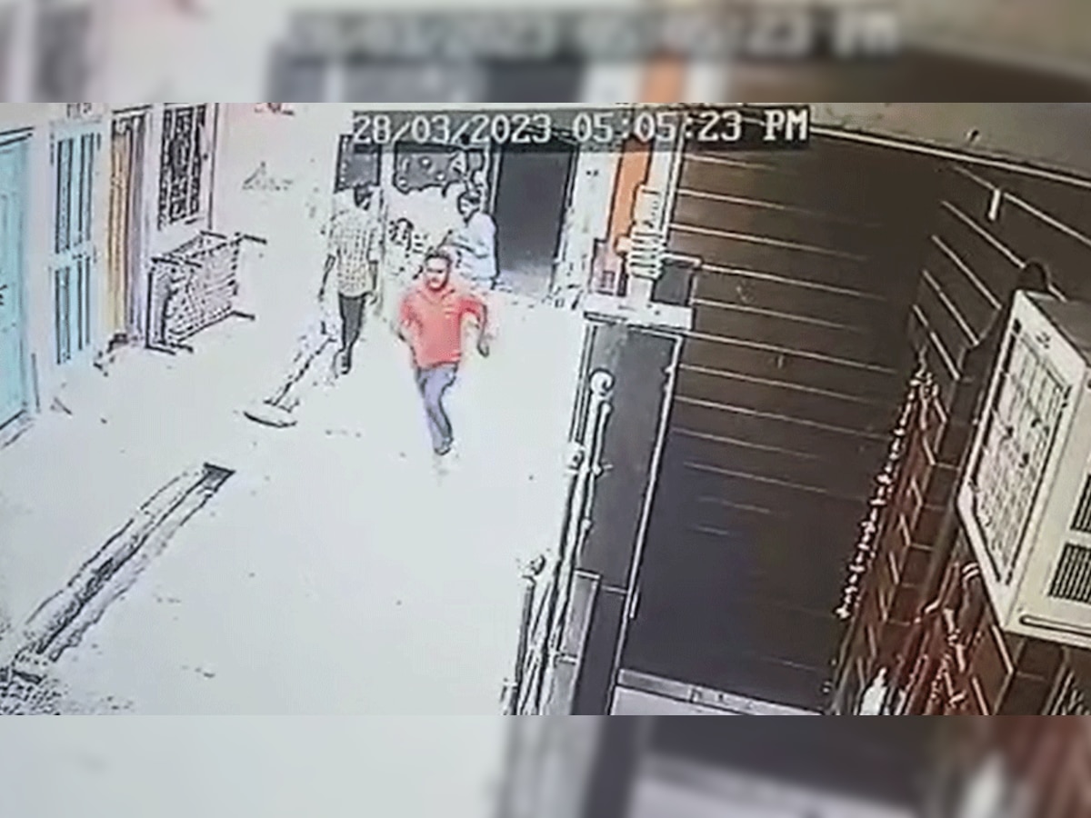 एकतरफा प्रेम प्रसंग में युवक ने शादीशुदा महिला को गोली मारी, CCTV में कैद हुई वारदात 