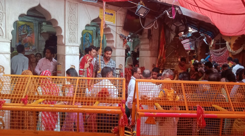 Navratri: दुर्गा अष्टमी पर कालकाजी मंदिर में उमड़ा श्रद्धालुओं का हुजूम, किए गए ये इंतजाम Navratri: दुर्गा अष्टमी पर कालकाजी मंदिर में उमड़ा श्रद्धालुओं का हुजूम, किए गए ये इंतजाम