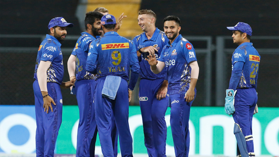 Mumbai Indians Updated Squad: मुंबई इंडियन्स ये प्लेयर्स हुए बाहर? जानें अपडेटिड स्क्वाड और प्लेइंग11 Mumbai Indians Updated Squad: मुंबई इंडियन्स ये प्लेयर्स हुए बाहर? जानें अपडेटिड स्क्वाड और प्लेइंग11