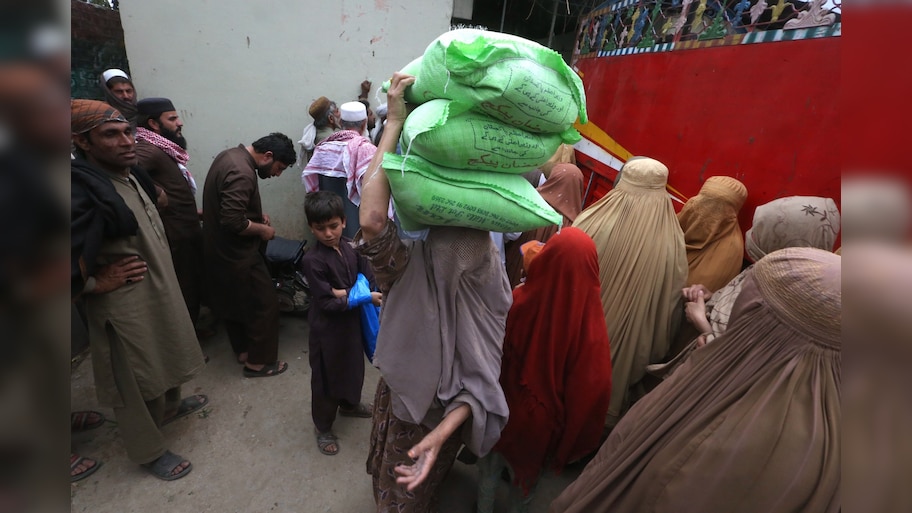 Pakistan Economic Crisis: मुफ़्त के आटे को लेकर पाकिस्तान में मची भगदड़; 11 लोगों की मौत