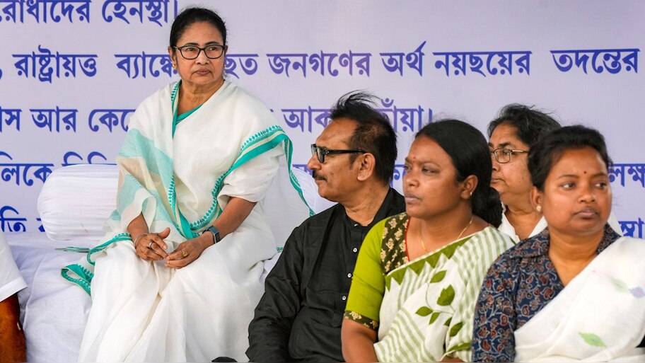 ममता ने कहा, "देश की दुश्मन है BJP, आदमी और भगवा पार्टी के बीच होगा 2024 का मुकाबला"