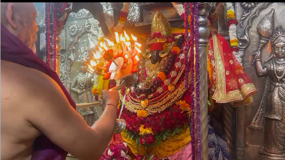Chaitra Mahanavmi 2023: चैत्र नवरात्रि के नौवें दिन हो रही है मां सिद्धिदात्री की पूजा, मां विंध्यवासिनी के दर्शन के लिए उमड़े श्रद्धालु Chaitra Mahanavmi 2023: चैत्र नवरात्रि के नौवें दिन हो रही है मां सिद्धिदात्री की पूजा, मां विंध्यवासिनी के दर्शन के लिए उमड़े श्रद्धालु