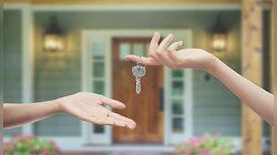 Vastu Tips : दूध का ये उपाय जल्द बनाएगा आपको किराएदार से मकान मालिक, आज ही आजमाएं