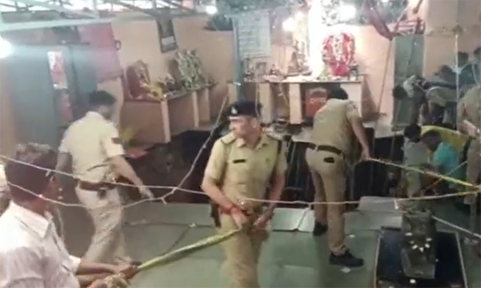 Indore: इंदौर में बड़ा हादसा! छत गिरने से 13 लोगों की मौत, 4-4 लाख रुपये मुआवजे का ऐलान Indore: इंदौर में बड़ा हादसा! छत गिरने से 13 लोगों की मौत, 4-4 लाख रुपये मुआवजे का ऐलान