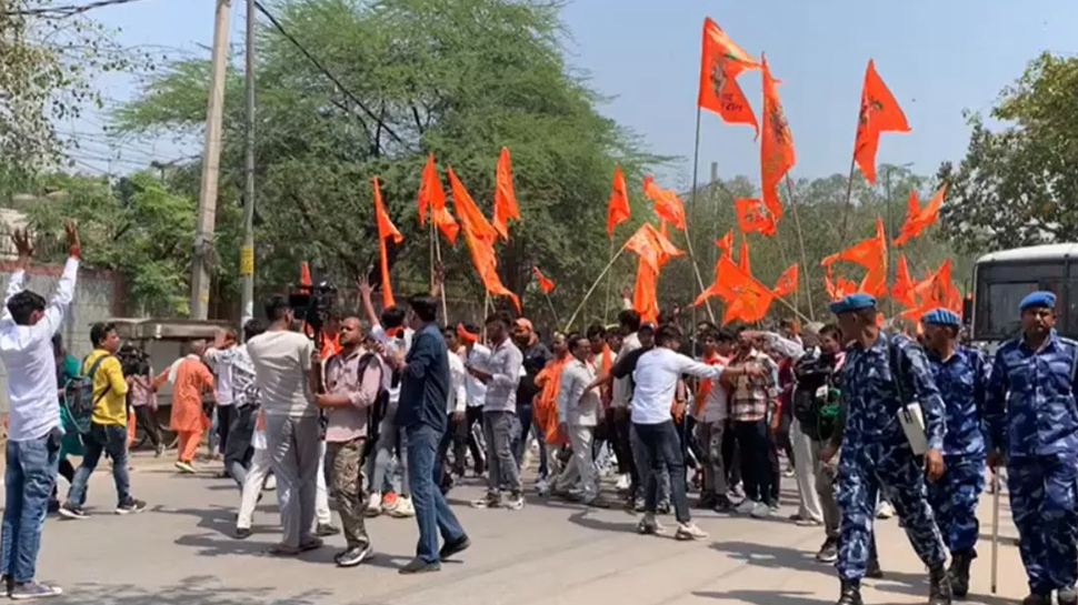 दिल्ली: इजाजत नहीं मिलने के बावजूद जहांगीरपुरी में निकाला गया रामनवमी जुलूस दिल्ली: इजाजत नहीं मिलने के बावजूद जहांगीरपुरी में निकाला गया रामनवमी जुलूस