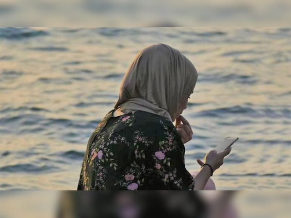 Hijab News: लड़कों के गैंग ने महिला से जबरन हिजाब उतरवाकर बनाया विडियो; पुलिस ने लिया एक्शन