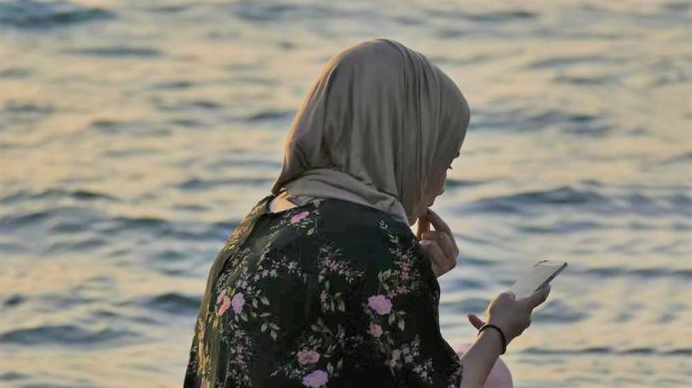 Hijab News: लड़कों के गैंग ने महिला से जबरन हिजाब उतरवाकर बनाया विडियो; पुलिस ने लिया एक्शन Hijab News: लड़कों के गैंग ने महिला से जबरन हिजाब उतरवाकर बनाया विडियो; पुलिस ने लिया एक्शन