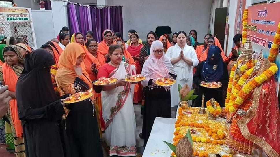 मुस्लिम महिलाओं ने उतारी भगवान राम की आरती, हिंदू महिलाओं ने उर्दू में की प्रार्थना मुस्लिम महिलाओं ने उतारी भगवान राम की आरती, हिंदू महिलाओं ने उर्दू में की प्रार्थना