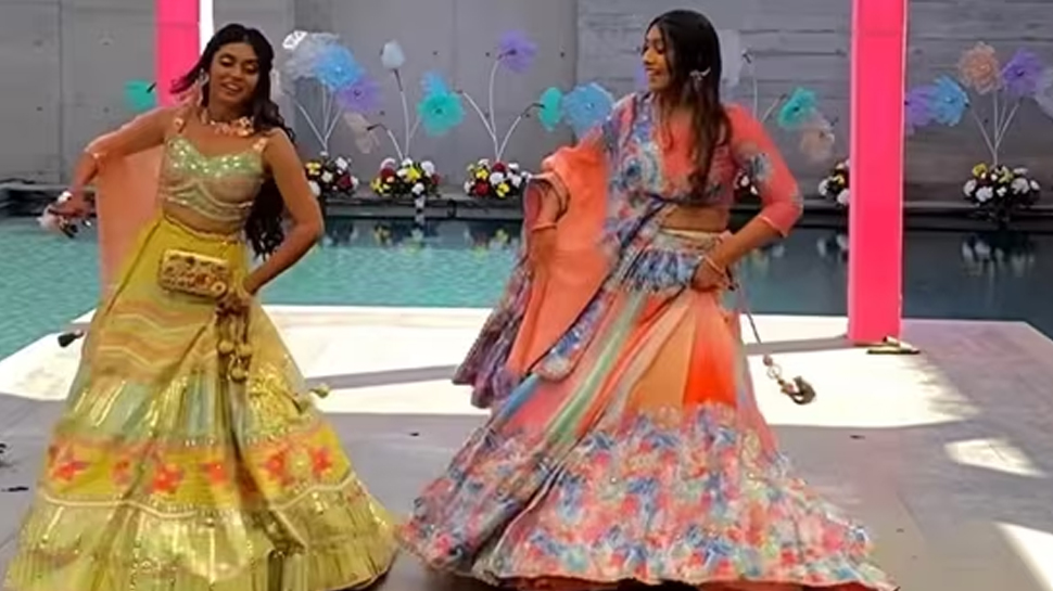 Marriage Dance: दुल्हन ने अपनी ननद के साथ किया धमाकेदार डांस, लहंगे में उड़ाए सबके होश Marriage Dance: दुल्हन ने अपनी ननद के साथ किया धमाकेदार डांस, लहंगे में उड़ाए सबके होश