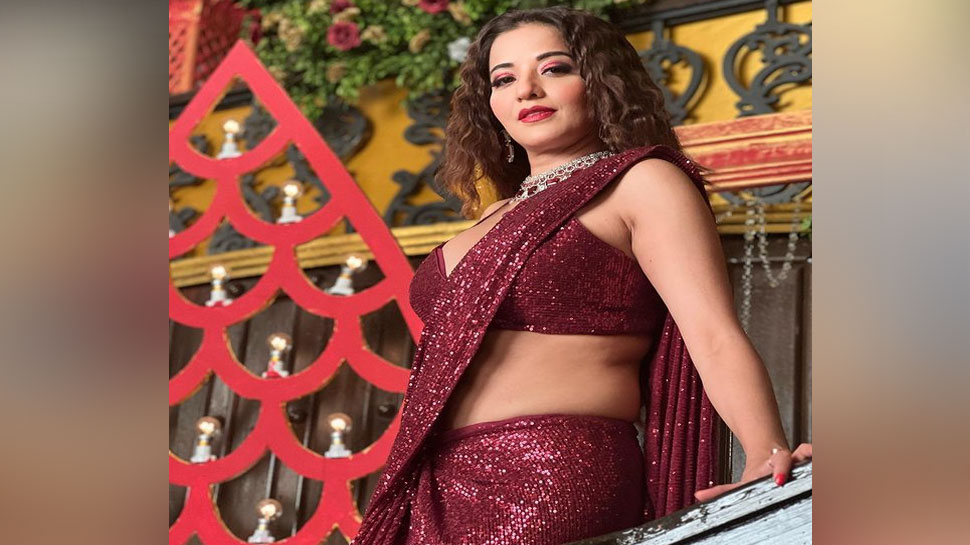 फैंस के दिलों को घायल कर रही मोनालिसा