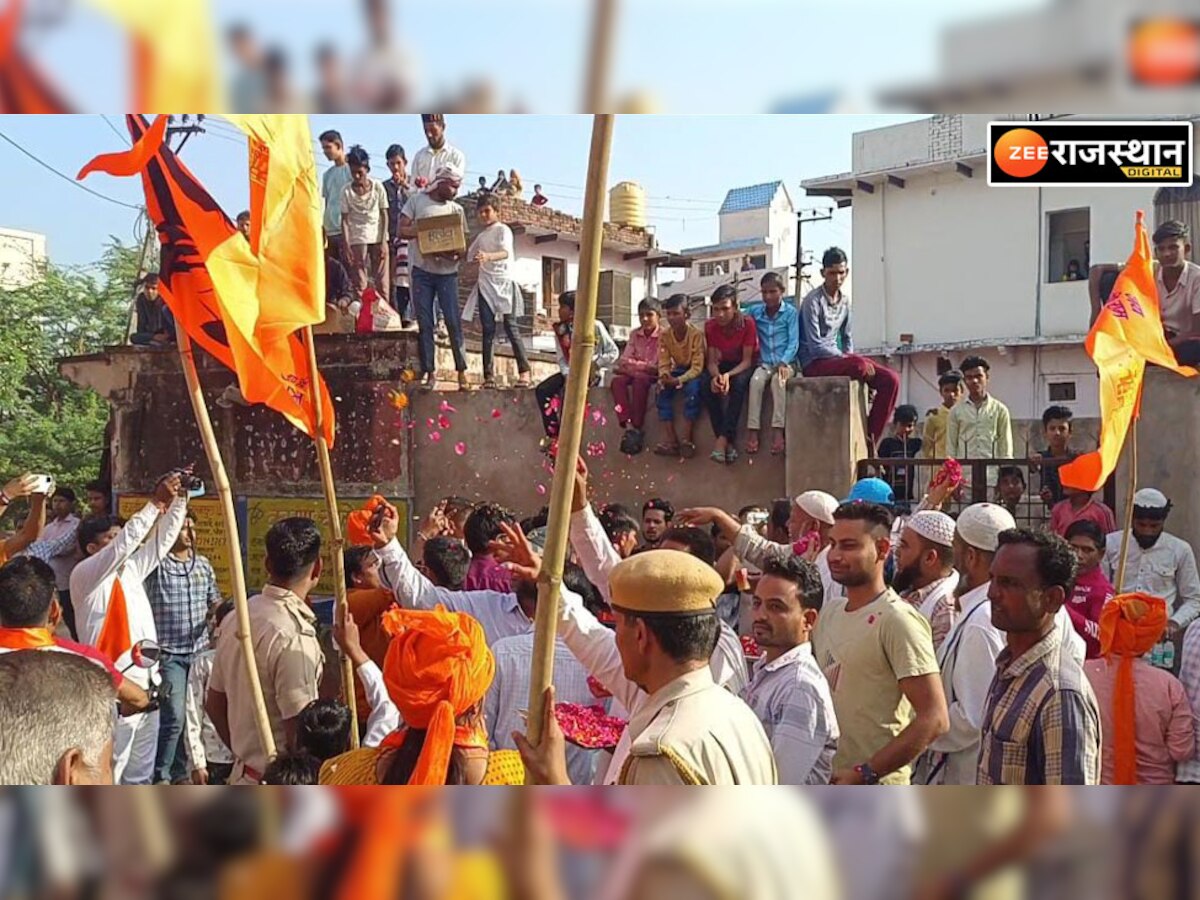 धौलपुर में हिंदुओं ने लगाए जय श्री राम के नारे, मुस्लिम लोगों ने बरसाए फूल 