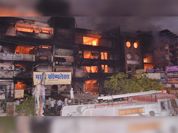 आंधी और बारिश के बाद कानपुर में व्यावसायिक टावरों में लगी आग; 500 दुकानें खाक