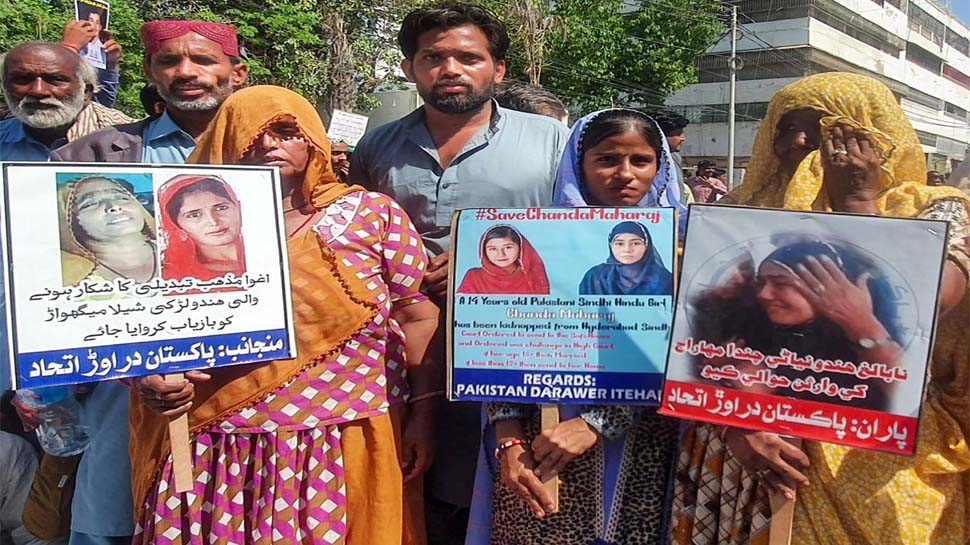 Conversions: पाकिस्तान में इस्लाम के खिलाफ जाकर हिंदू लड़कियों का किया जा रहा धर्मांतरण Conversions: पाकिस्तान में इस्लाम के खिलाफ जाकर हिंदू लड़कियों का किया जा रहा धर्मांतरण