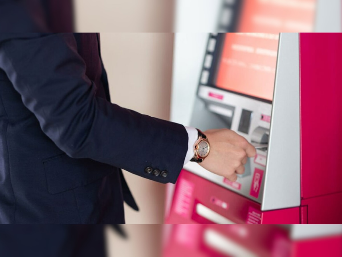 Debit Card फ्रॉड से बचने के लिए तुरंत करें ये काम, नहीं तो ATM से निकल सकते हैं पैसे