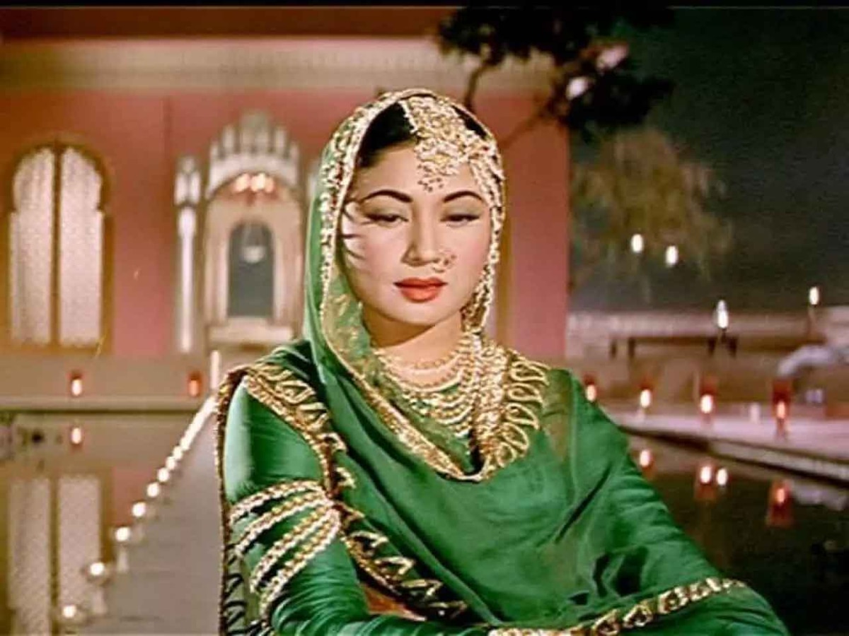 Meena kumari tragic story know why tragedy queen always hide her left ...
