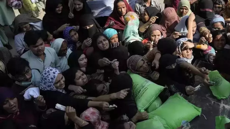 पाकिस्तान में मुफ़्त राशन बांटने के दौरान फिर मची भगदड़; 11 की मौत, कई घायल