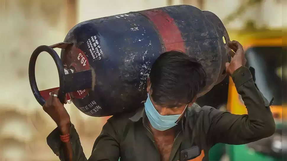 LPG Cylinder Price: बड़ी खुशखबरी! एलपीजी सिलेंडर के दाम घटे, अब इतनी हो गई कीमत?