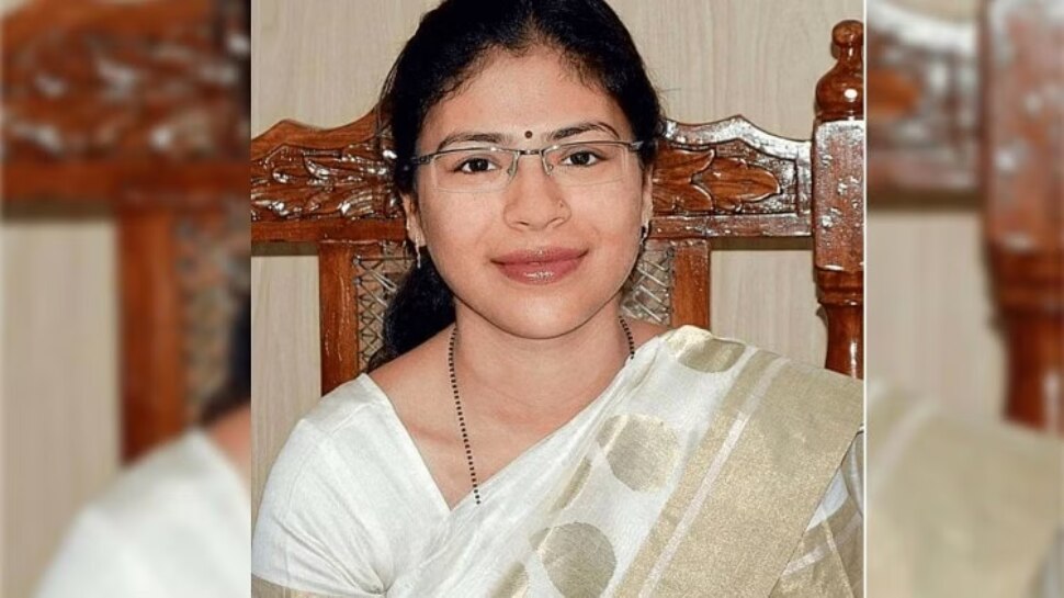 UP IAS Transfer List yogi govt transferred 5 IAS Officers Durga Shakti