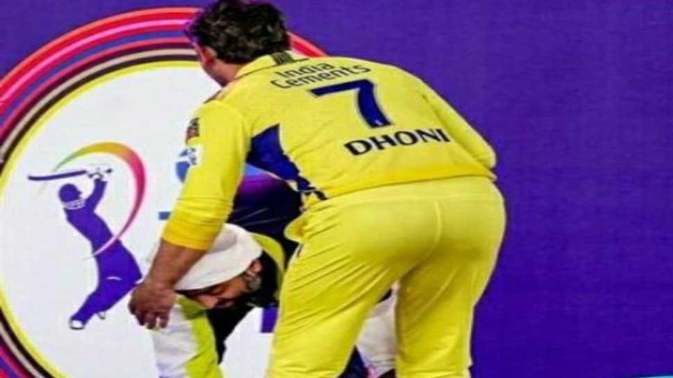 IPL 2023: अरिजीत सिंह ने एमएस धोनी के छुए पैर, सोशल मीडिया पर वायरल हो रही हैं तस्वीरें IPL 2023: अरिजीत सिंह ने एमएस धोनी के छुए पैर, सोशल मीडिया पर वायरल हो रही हैं तस्वीरें