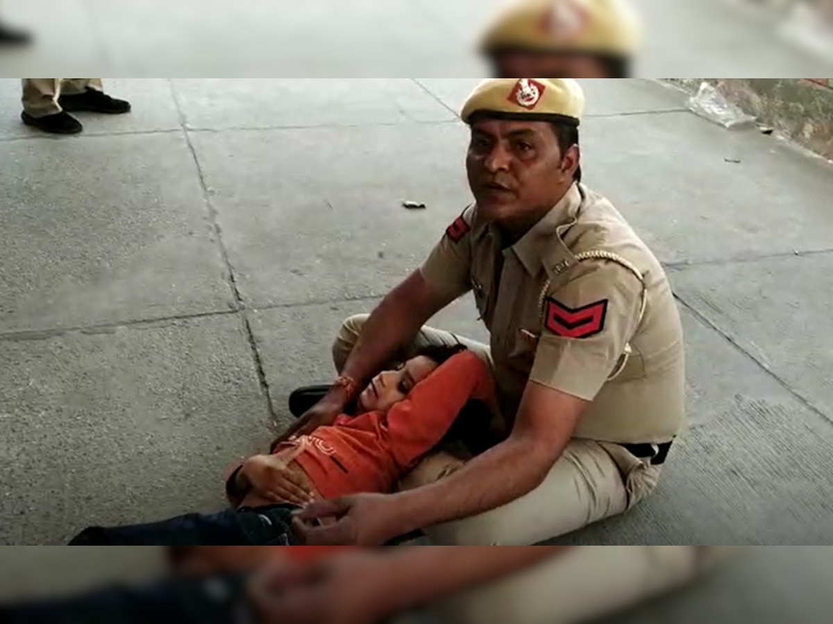 Kaithal: छु्ट्टी मिलने के बावजूद भी रवानगी न होने पर धरने पर बैठा पुलिसकर्मी, बोला- घर की दीवार..., वीडियो हो रहा वायरल