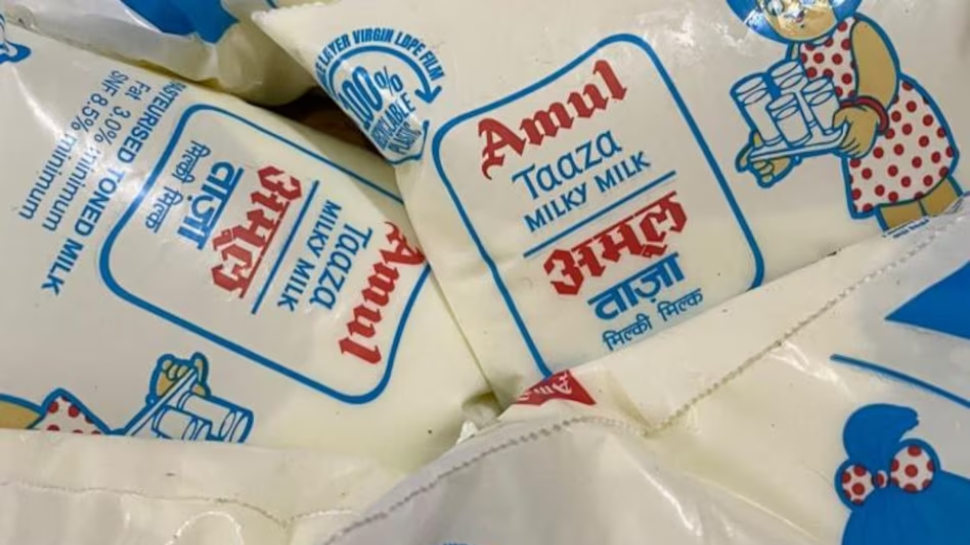 Amul Milk Price Increase: फिर बढ़ी अमूल दूध की क़ीमत; इतने रुपये फी लीटर की हुई वृद्धि Amul Milk Price Increase: फिर बढ़ी अमूल दूध की क़ीमत; इतने रुपये फी लीटर की हुई वृद्धि