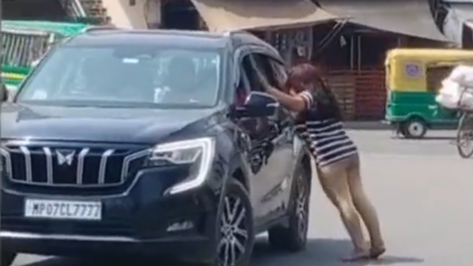 VIDEO: लड़की ने काटा बवाल, सरेआम करने लगी ऐसी हरकत, लोगों की आंखें रह गई फटी की फटी