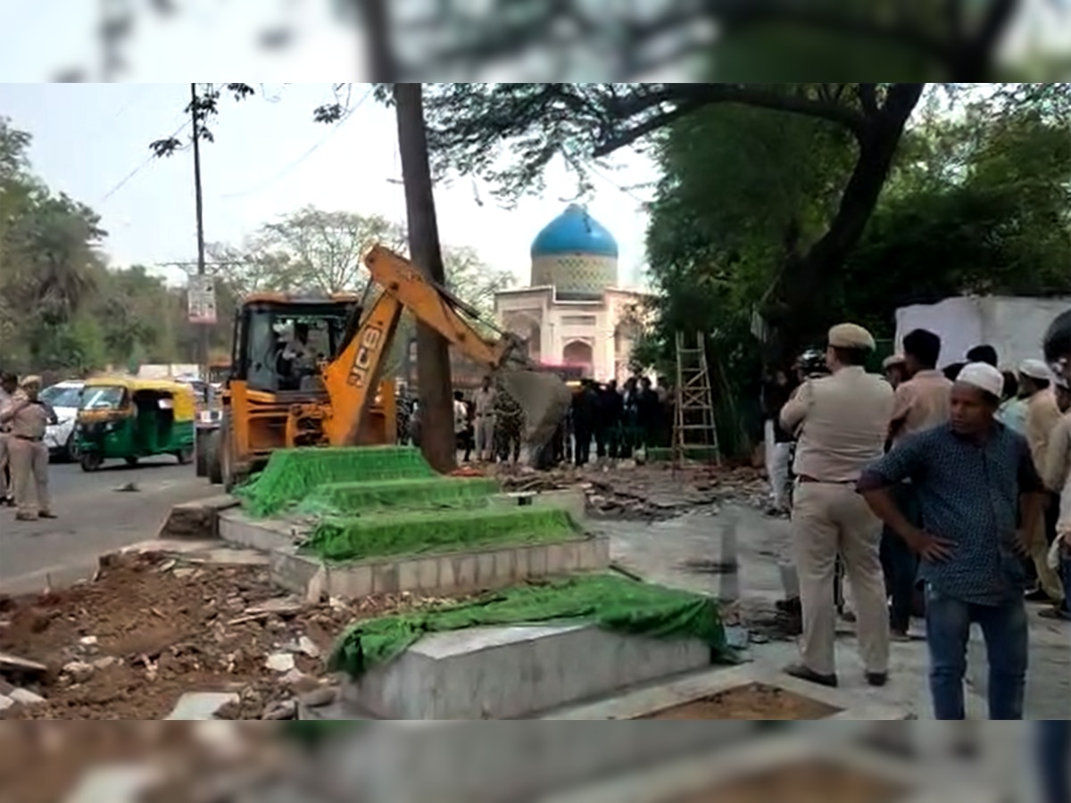 दिल्ली में गैर कानूनी निर्माण पर PWD का बुल्डोजर, 100 साल पुरानी मजार भी पहुंचा नुकसान