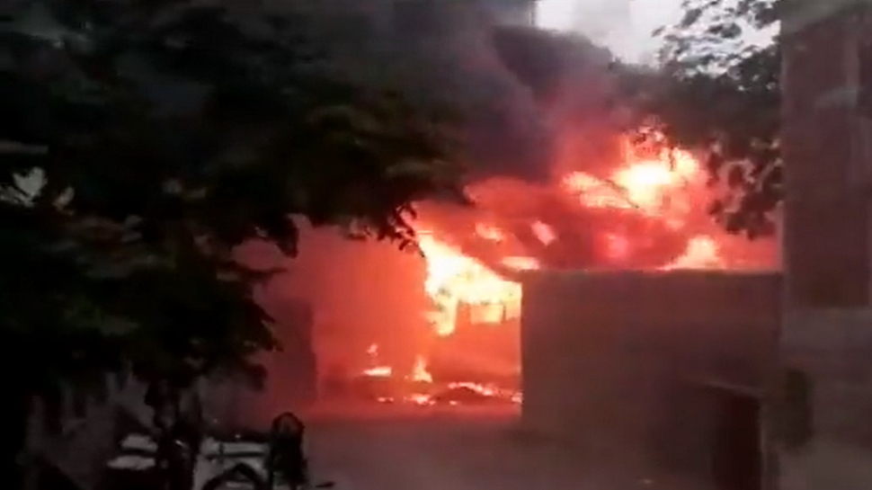 Bihar Violence: नालंदा में नहीं थम रही हिंसा; बिहारशरीफ़ में फिर दो ग्रुप आमने-सामने, कई राउंड फायरिंग Bihar Violence: नालंदा में नहीं थम रही हिंसा; बिहारशरीफ़ में फिर दो ग्रुप आमने-सामने, कई राउंड फायरिंग
