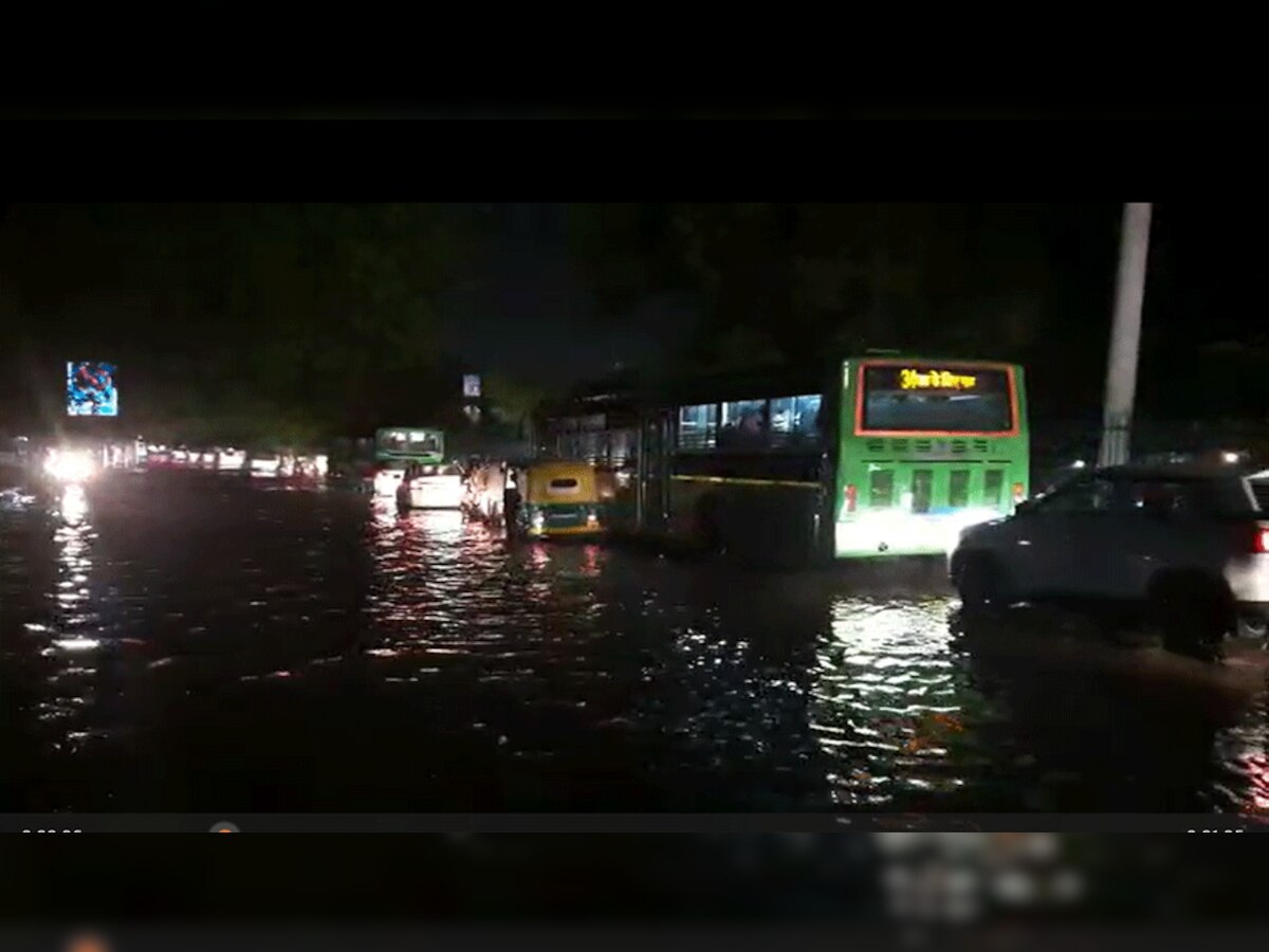 Delhi Rain: बारिश के बाद शहर हुआ पानी-पानी, दिल्ली की सड़के बनी तालाब, लगा लंबा जाम  
