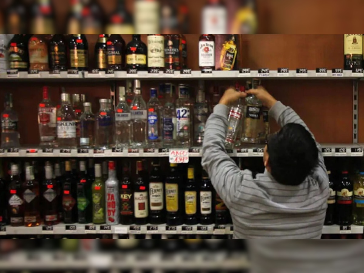 UP Liquor Price: यूपी में शराब के शौकीनों को बड़ा झटका, महंगे हो गए शराब और बीयर के दाम; जानें क्या हुई नई कीमतें