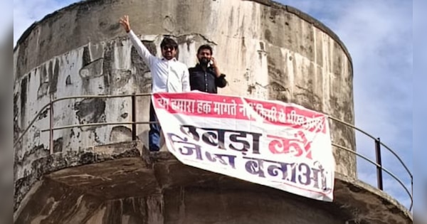 Baran News Councilors climb on the tank demanding to make a district in Chhabda shouting slogans | Baran News : छबडा में जिला बनाने की मांग को लेकर टंकी पर चढें पार्षद | Zee News Hindi