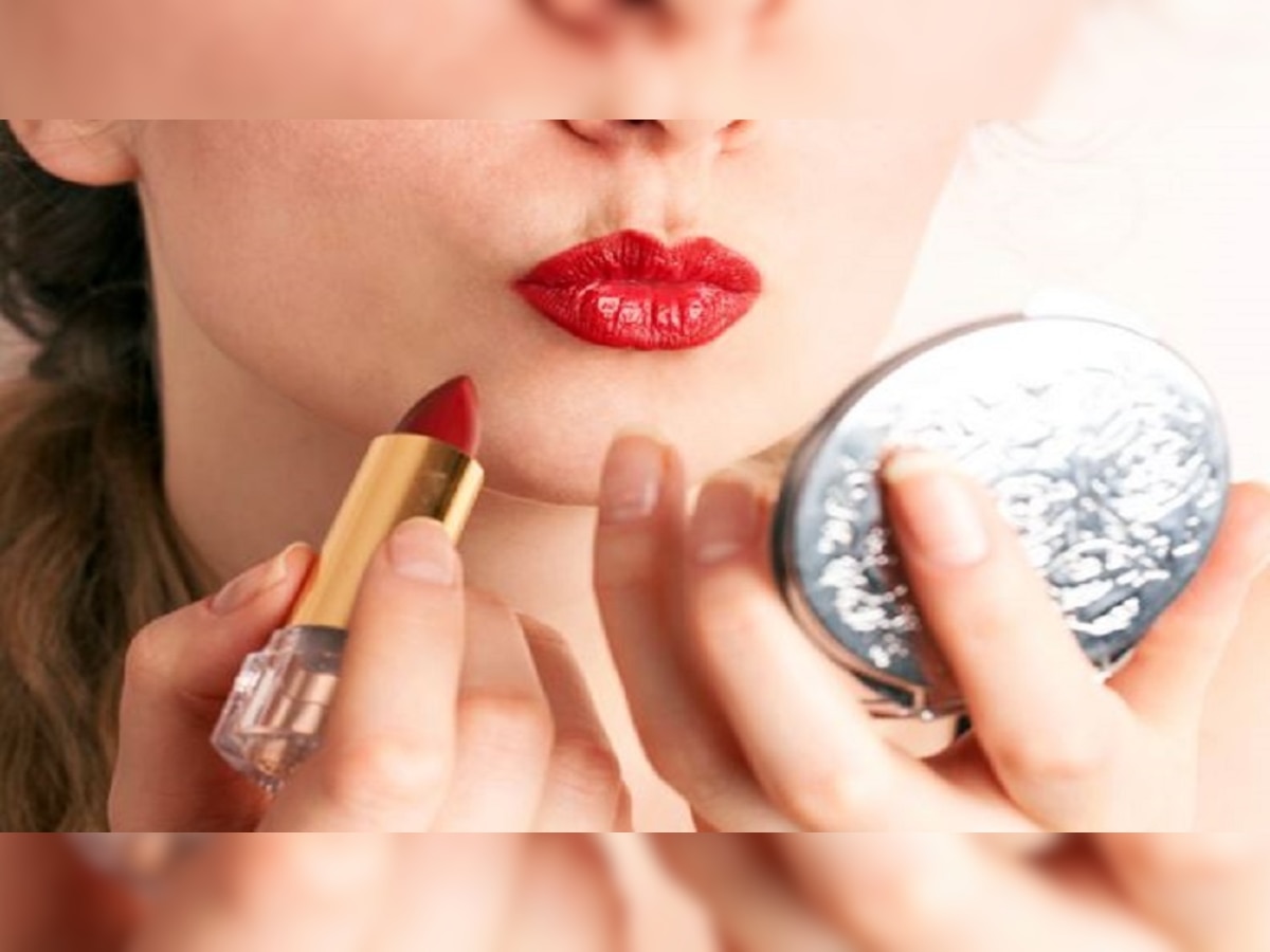 Side Effects of using Lipstick on Health know in details cause cancer heart issue kidney failure