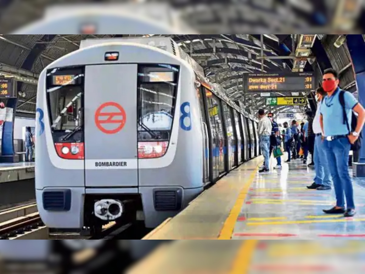 Delhi Metro Viral Video: बिकनी पहनकर लड़की ने दिल्ली मेट्रो में किया सफर, फोटो-वीडियो वायरल; आए ऐसे कमेंट्स