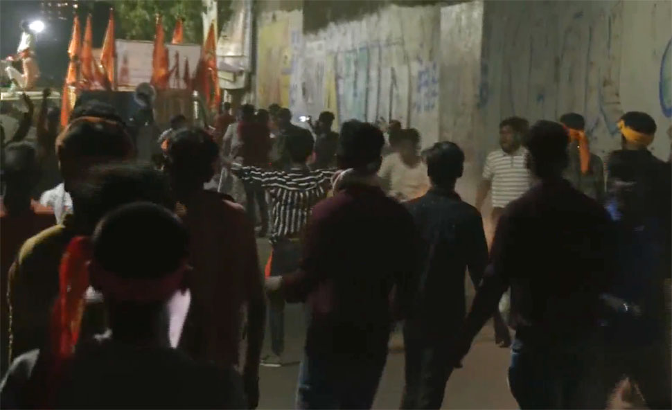 West Bengal: पश्चिम बंगाल में फिर भड़की हिंसा, भाजपा की शोभा यात्रा पर हुआ पथराव, देखिए VIDEO West Bengal: पश्चिम बंगाल में फिर भड़की हिंसा, भाजपा की शोभा यात्रा पर हुआ पथराव, देखिए VIDEO