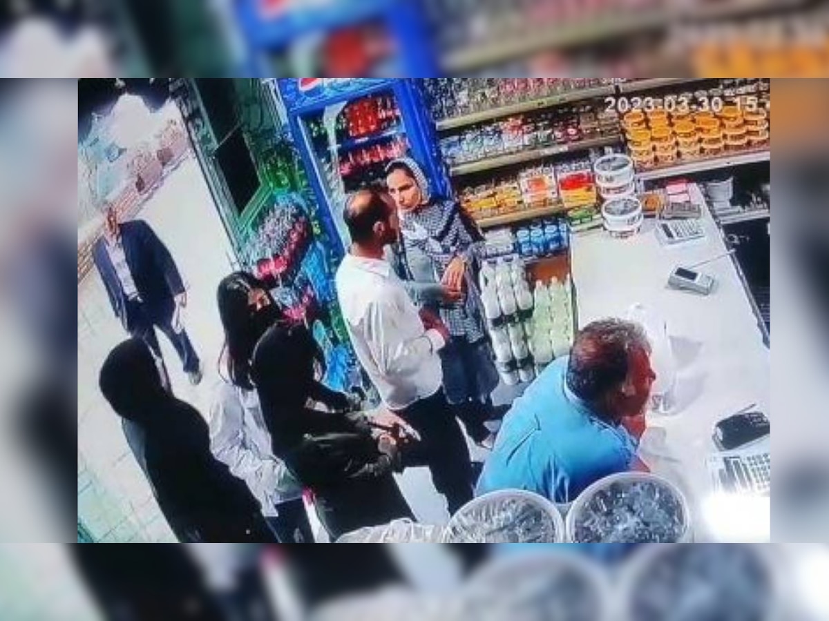 बिना हिजाब के दुकान में आईं औरतें, ईरानी शख्स ने की ऐसी हरकत की हैरान रह गए लोग