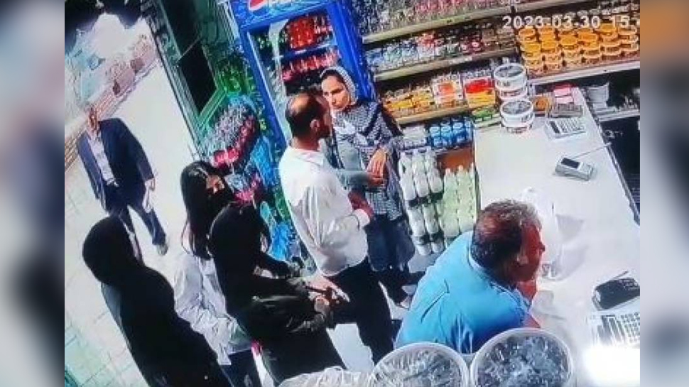 बिना हिजाब के दुकान में आईं औरतें, ईरानी शख्स ने की ऐसी हरकत की हैरान रह गए लोग बिना हिजाब के दुकान में आईं औरतें, ईरानी शख्स ने की ऐसी हरकत की हैरान रह गए लोग