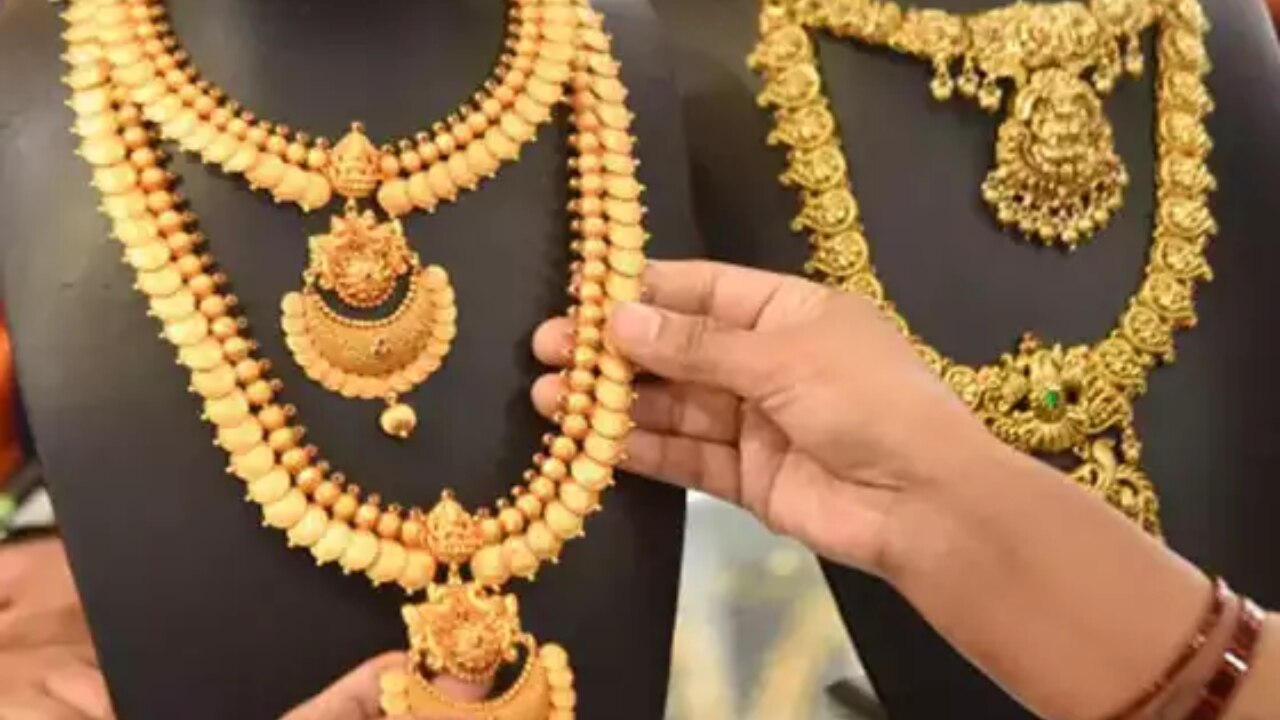 Gold Price Today: बाजार में औंधे मुंह गिरा सोना, चांदी के भाव में भी बड़ी गिरावट