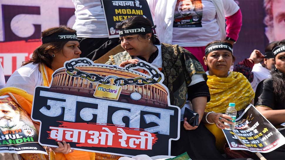 नई दिल्ली के जंतर मंतर पर जनतंत्र बचाओ रैली में भाग लेती अखिल भारतीय महिला कांग्रेस की सदस्य। नई दिल्ली के जंतर मंतर पर जनतंत्र बचाओ रैली में भाग लेती अखिल भारतीय महिला कांग्रेस की सदस्य।