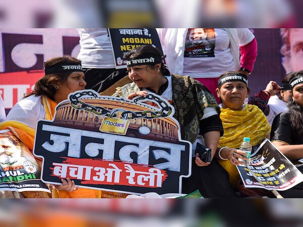 नई दिल्ली के जंतर मंतर पर जनतंत्र बचाओ रैली में भाग लेती अखिल भारतीय महिला कांग्रेस की सदस्य।