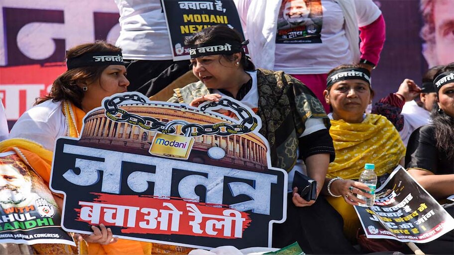 'अमृतकाल' का भेष बदलकर आये 'मित्रकाल' के खिलाफ लड़ाई लड़ रहे हैं राहुल गाँधी 