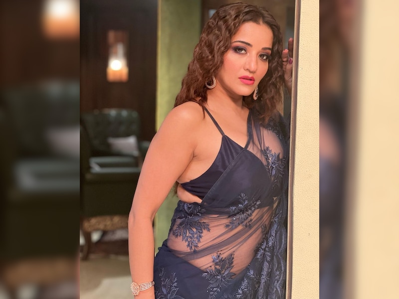 डीप नेक ब्लाउज़ में दिए पोज़