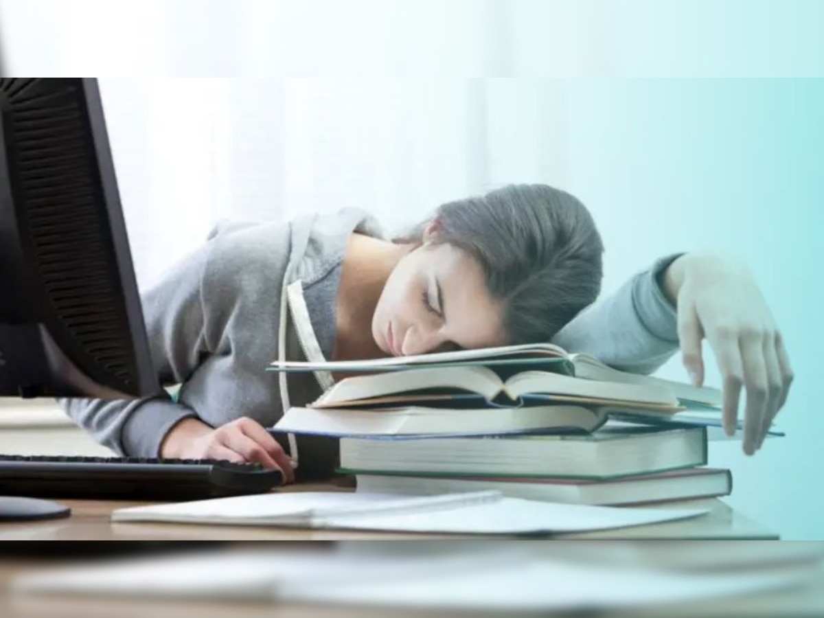 आखिर पढ़ते समय क्यों आती है हमें नींद? जानें क्या है इसके पीछे की साइंटिफिक वजह