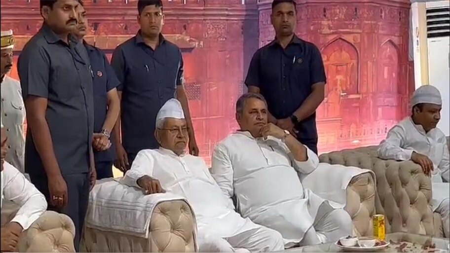  इफ्तार पार्टी में नीतीश के 'गोल टोपी' पर उठे सवाल; इस पागल राजा से की गई तुलना !