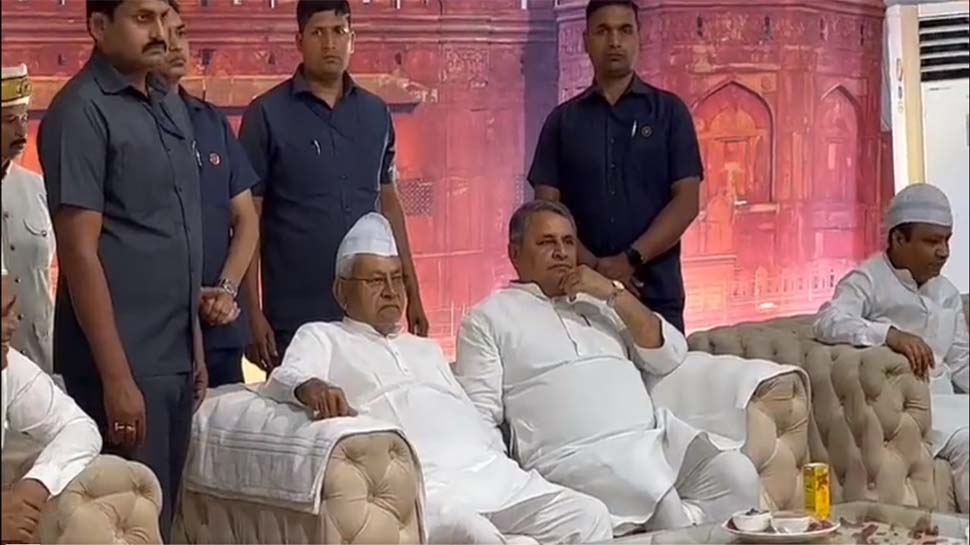 इफ्तार पार्टी में नीतीश के 'गोल टोपी' पर उठे सवाल; इस पागल राजा से की गई तुलना ! इफ्तार पार्टी में नीतीश के 'गोल टोपी' पर उठे सवाल; इस पागल राजा से की गई तुलना !