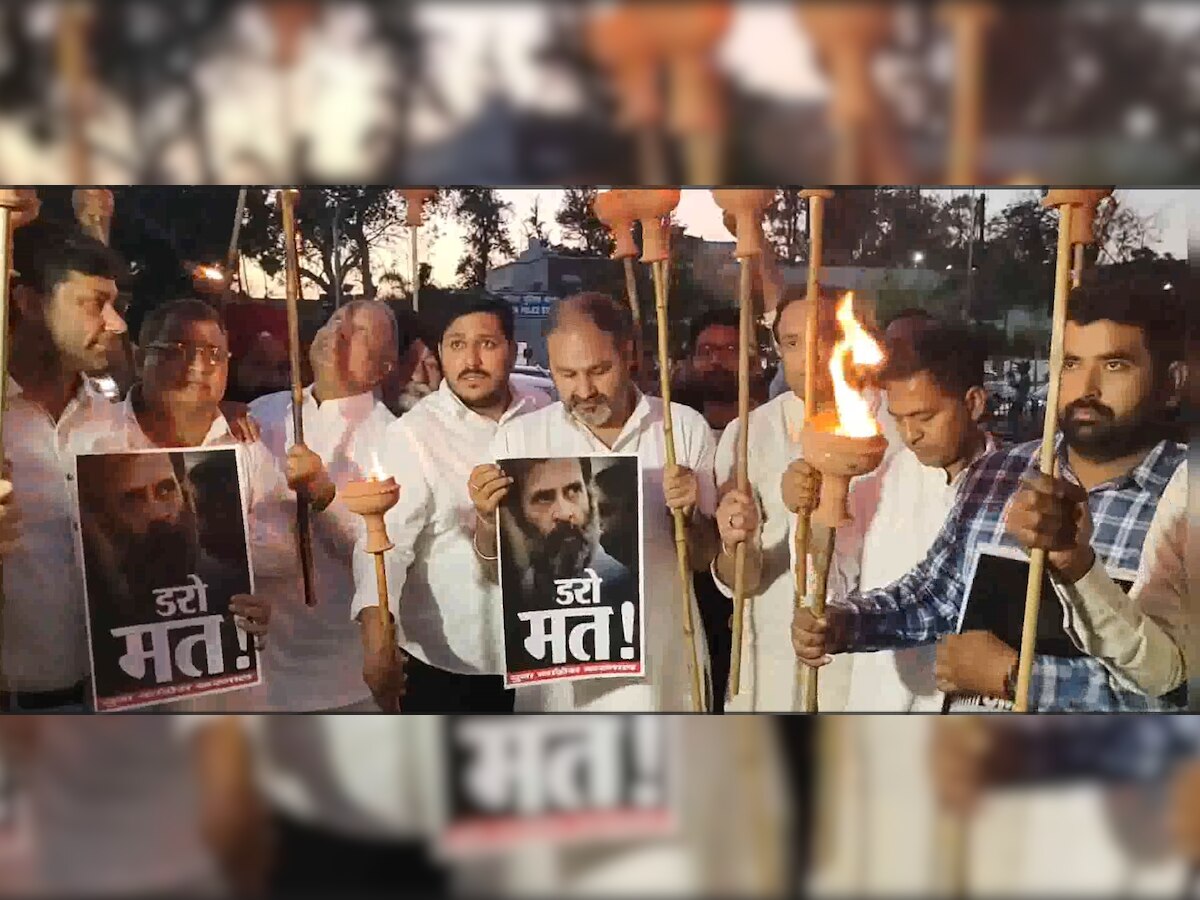 Karnal News: हाथ में मशाल जलाकर सड़कों पर निकलें कांग्रेस कार्यकर्ता, BJP के खिलाफ किया प्रदर्शन