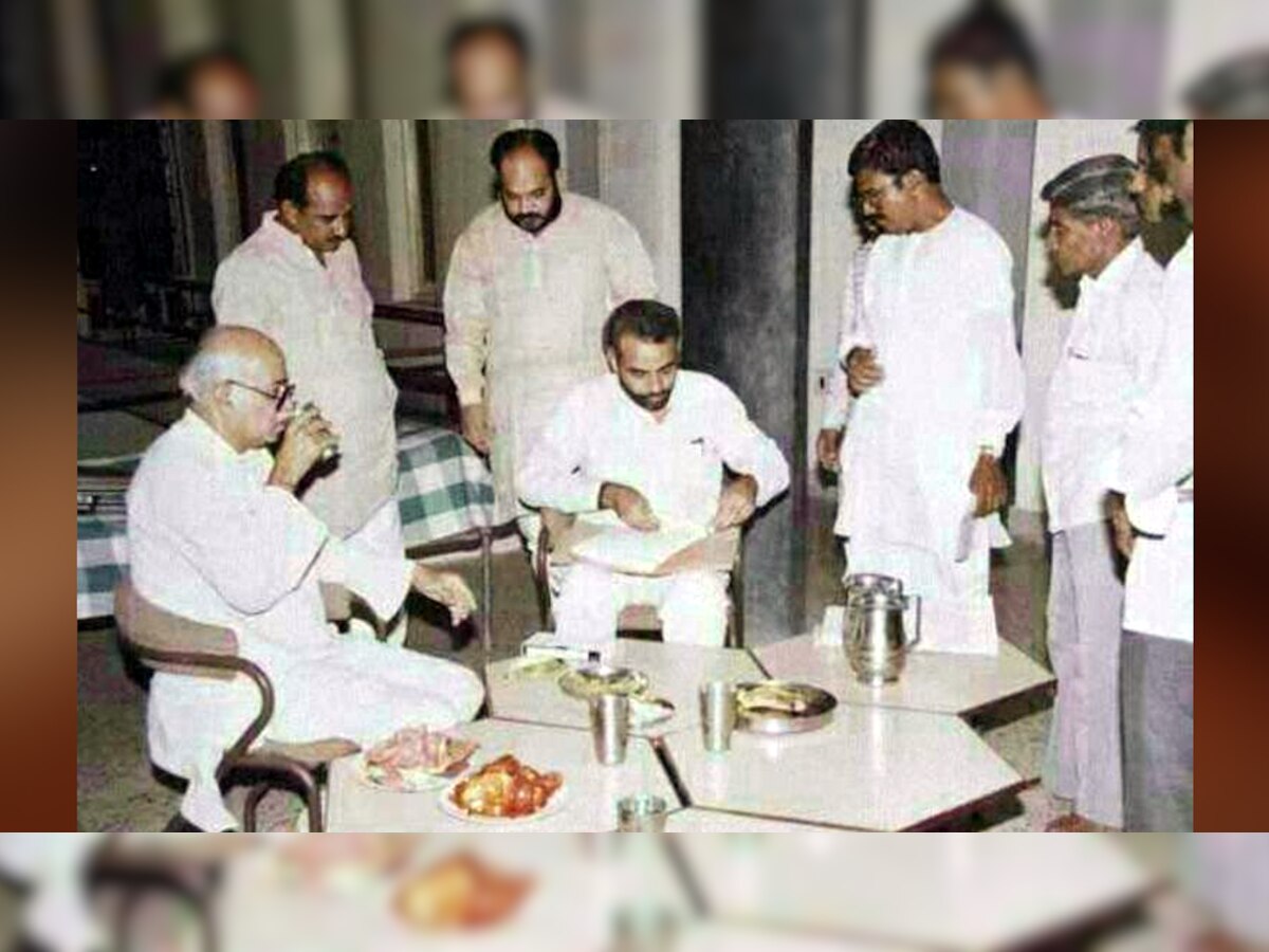 BJP Foundation Day 2023: बीजेपी का स्थापना दिवस आज, सोशल मीडिया पर वायरल हुई आडवाणी, मोदी और शाह की तस्वीर