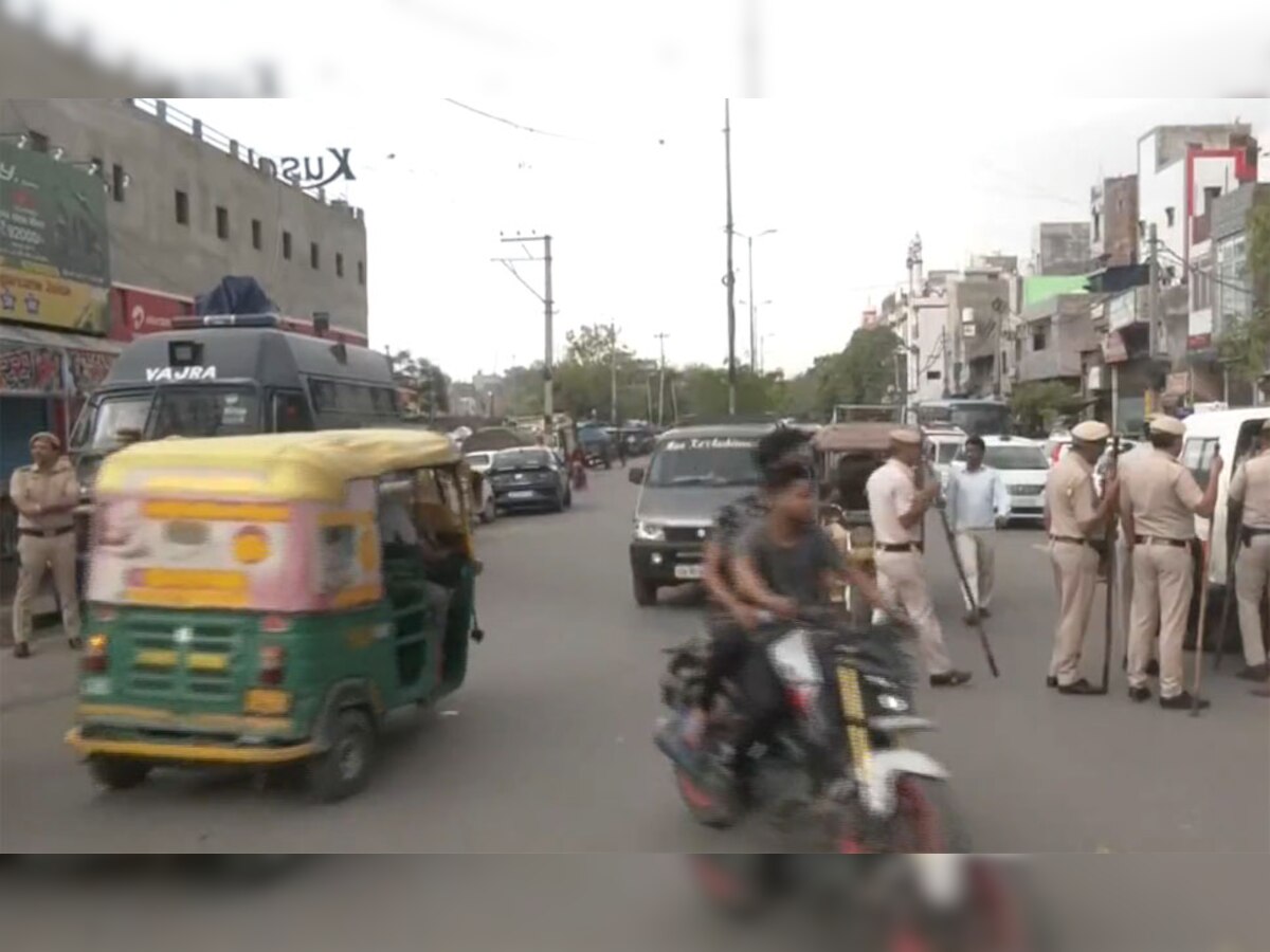 Delhi: जहांगीरपुरी से आज निकले शोभायात्रा, मस्जिद के बाहर सख्त सिक्योरिटी और बैरिकेडिंग