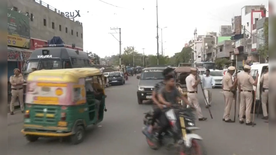 Delhi: जहांगीरपुरी से आज निकले शोभायात्रा, मस्जिद के बाहर सख्त सिक्योरिटी और बैरिकेडिंग