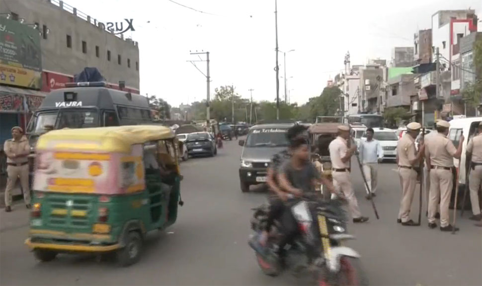 Delhi: जहांगीरपुरी से आज निकले शोभायात्रा, मस्जिद के बाहर सख्त सिक्योरिटी और बैरिकेडिंग Delhi: जहांगीरपुरी से आज निकले शोभायात्रा, मस्जिद के बाहर सख्त सिक्योरिटी और बैरिकेडिंग